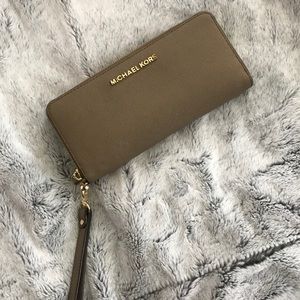 Michael Kors Jet Set Travel Continental Wallet